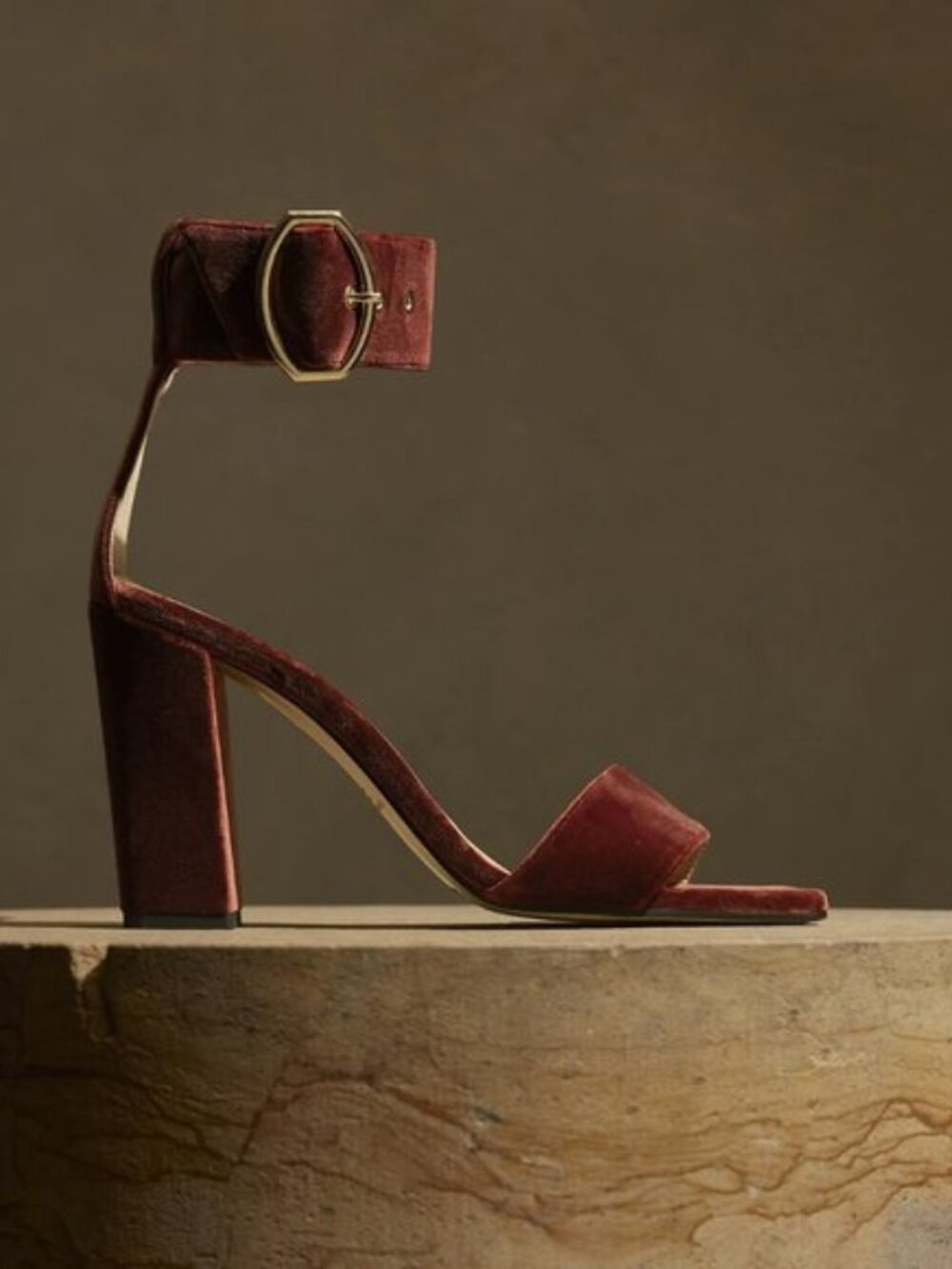 BANANA REPUBLIC Ravello Velvet Heel in Rust Size 9